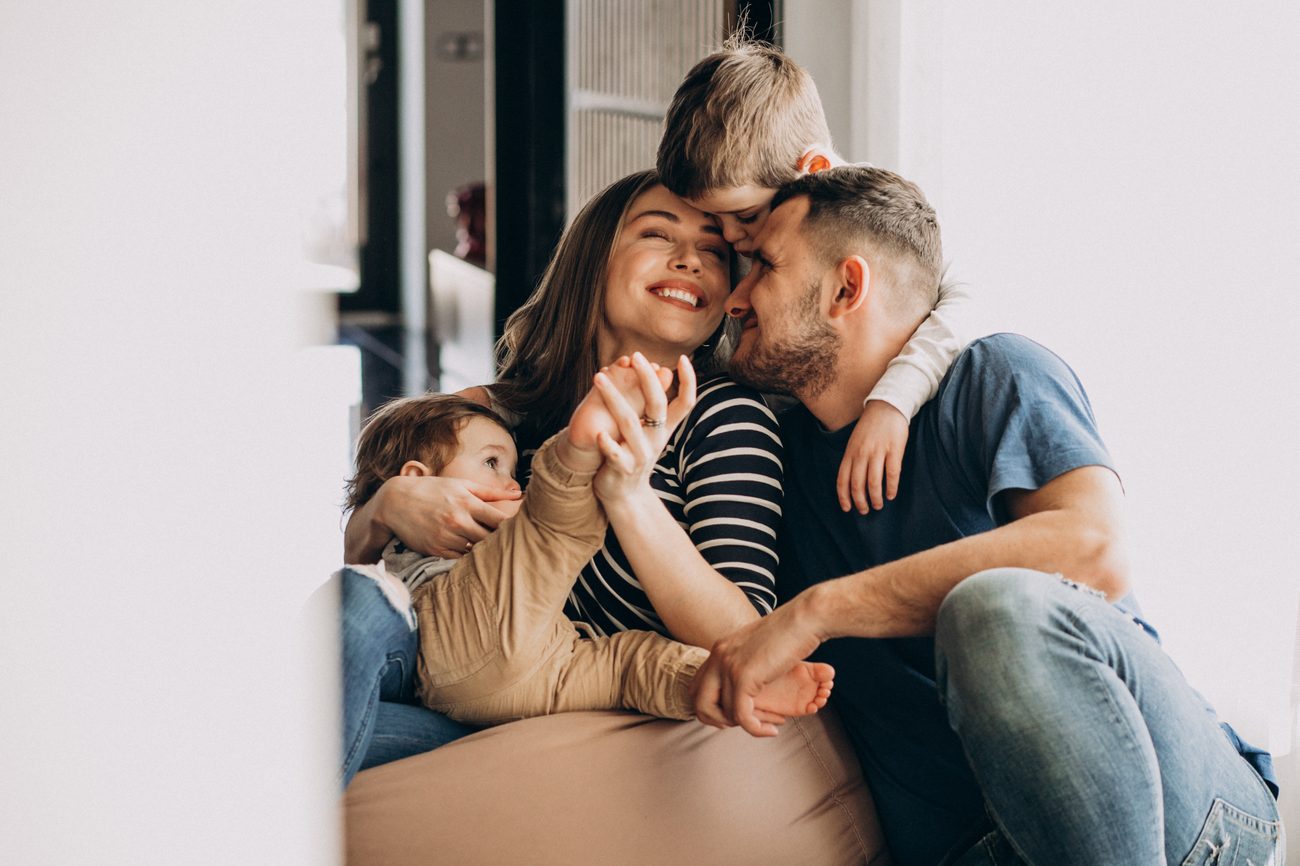 Família feliz em casa nova