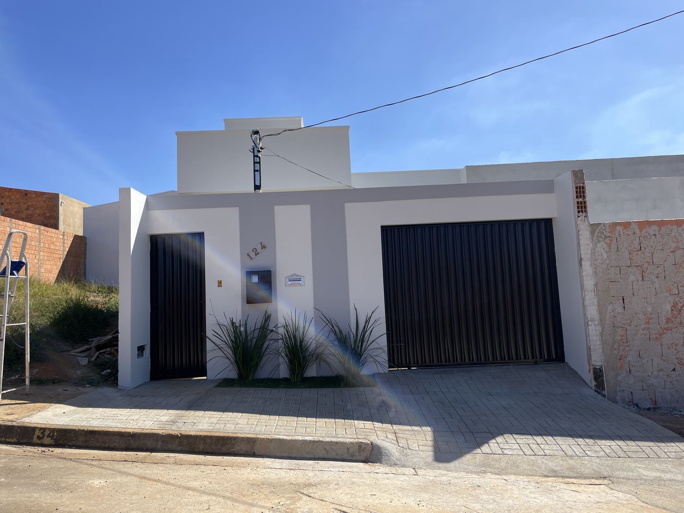 Casa entregue pela Masta Construtora — fachada com garagem e paisagismo